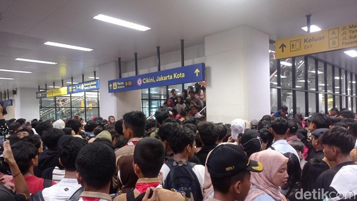 Penumpang di Stasiun Manggarai membeludak siang ini.