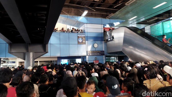 Penumpang membeludak di Stasiun Juanda