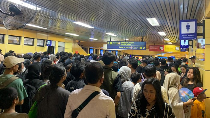 Penumpang Padati Stasiun Gondangdia Jelang Malam
