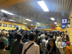 Video: Penampakan Penumpang KRL Membludak di Stasiun Gondangdia