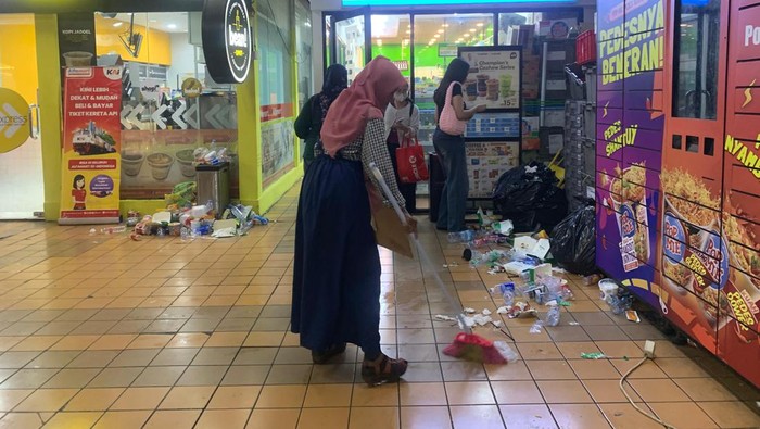 Penumpang sukarela menyapu sampah di Stasiun Gondangdia