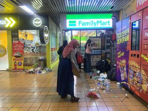 Sampah Berserakan di Stasiun Gondangdia, Penumpang Bantu Petugas Kebersihan
