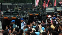 Sejumlah Prajurit TNI AD melakukan parade kendaraan tempur saat perayaan HUT ke-79 TNI di Lapangan Astaka, Medan Sumatera Utara, Sabtu (5/10/2024). Perayaan HUT ke-79 TNI yang dihadiri ratusan masyarakat tersebut menampilkan berbagai atraksi prajurit TNI dan pameran alutsista.ANTARA FOTO/ Yudi Manar