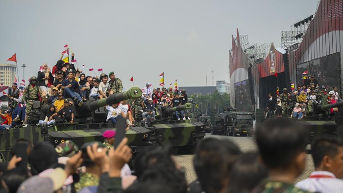 Perayaan HUT ke-79 TNI di Monas Sejumlah warga menaiki kendaraan tempur Tank Harimau TNI AD dalam perayaan Hari Ulang Tahun (HUT) ke-79 Tentara Nasional Indonesia (TNI) di Lapangan Silang Monumen Nasional (Monas), Gambir, Jakarta, Sabtu (5/10/2024). Masyarakat antusias menyaksikan rangkaian acara peringatan HUT ke-79 TNI yang di antaranya menampilkan berbagai atraksi berbagai kendaraan tempur, persenjataan dari tiga matra TNI. ANTARA FOTO/Muhammad Ramdan/nz