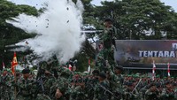 Sejumlah prajurit TNI AD menampilkan atraksi bela diri taktis saat perayaan peringatan HUT ke-79 Tentara Nasional Indonesia (TNI) di Lapangan Blang Padang, Banda Aceh, Aceh, Sabtu (5/10/2024). HUT ke-79 TNI mengusung tema TNI bersama rakyat siap mengawal suksesi kepemimpinan untuk Indonesia Maju, dan peringatan tersebut di Aceh juga dimeriahkan dengan atraksi bela diri prajurit dan defile pasukan dari berbagai kesatuan jajaran Kodam IM. ANTARA FOTO/Khalis Surry