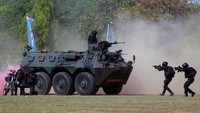 Prajurit TNI melakukan operasi pembebasan sandera saat demonstrasi penanggulangan teror (Gultor) pada peringatan Hari Ulang Tahun (HUT) ke-79 Tentara Nasional Indonesia (TNI) di Lapangan Puputan Margarana Niti Mandala, Denpasar, Bali, Sabtu (5/10/2024). Kodam IX/Udayana melaksanakan berbagai kegiatan dalam rangka memperingati HUT ke-79 TNI yakni upacara parade, demonstrasi bela diri, demonstrasi penanggulangan teror, serta defile pasukan dan Alutsista dengan mengusung tema TNI Modern Bersama Rakyat Siap Mengawal Suksesi Kepemimpinan Nasional Untuk Indonesia Maju. ANTARA FOTO/Nyoman Hendra Wibowo