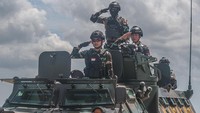 Sejumlah prajurit TNI melakukan hormat di atas mobil tempur saat peringatan Hari Ulang Tahun ke-79 TNI di Apron Landasan Udara Halu Oleo, Kabupaten Konawe Selatan, SUlawesi Tenggara, Sabtu (5/10/2024). Peringatan HUT ke-79 TNI 2024 tersebut dimeriahkan dengan beberapa rangkaian cara yakni aksi bela diri taktis, marching band, demonstrasi penyelamatan sandera dan panggung hiburan. ANTARA FOTO/Andry Denisah
