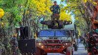 Prajurit TNI menaiki kendaraan tempur berlatar belakang bunga tabebuya saat parade Alutsista pada peringatan Hari Ulang Tahun (HUT) ke-79 Tentara Nasional Indonesia (TNI) di Jalan Ksatrian Pusdik Arhanud, Batu, Jawa Timur, Sabtu (5/10/2024). Parade Alutsista yang memadukan keindahan pariwisata Kota Batu itu untuk memeriahkan HUT ke-79 RI sekaligus mempromosikan wisata di kawasan tersebut. ANTARA FOTO/Muhammad Mada