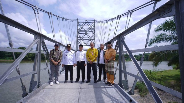 Pj Gubernur Riau Rahman Hadi saat mengecek jembatan di Kampar (Foto: Diskominfotik Riau)