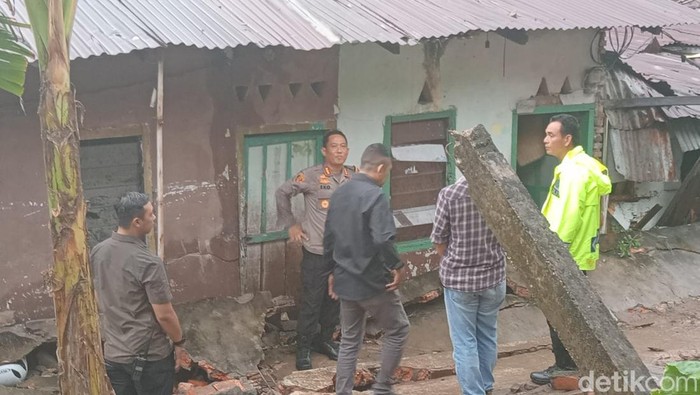 Polisi mengecek lokasi robohnya tembok SMKN 1 Jambi.