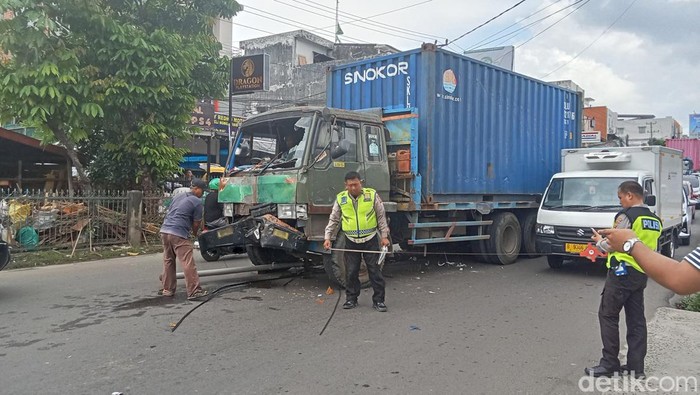 Polisi saat melakukan olah tkp truk hantam tiang listrik di Palembang