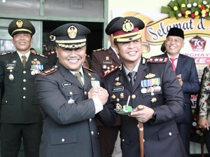 Kapolres Sampang Beri Surprise ke Dandim di HUT ke-79 TNI