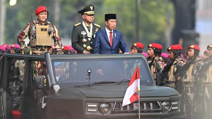 Presiden Joko Widodo (kanan) didampingi Panglima TNI Jenderal TNI Agus Subiyanto (kedua kanan) dan komandan upacara Mayjen TNI Djon Afriandi (kiri) memeriksa pasukan saat menjadi inspektur upacara Hari Ulang Tahun (HUT) ke-79 Tentara Nasional Indonesia (TNI) di Lapangan Silang Monumen Nasional (Monas), Gambir, Jakarta, Sabtu (5/10/2024). HUT ke-79 TNI tersebut mengangkat tema TNI Modern Bersama Rakyat Siap Mengawal Suksesi Kepemimpinan Nasional Untuk Indonesia Maju. ANTARA FOTO/Fauzan/nz