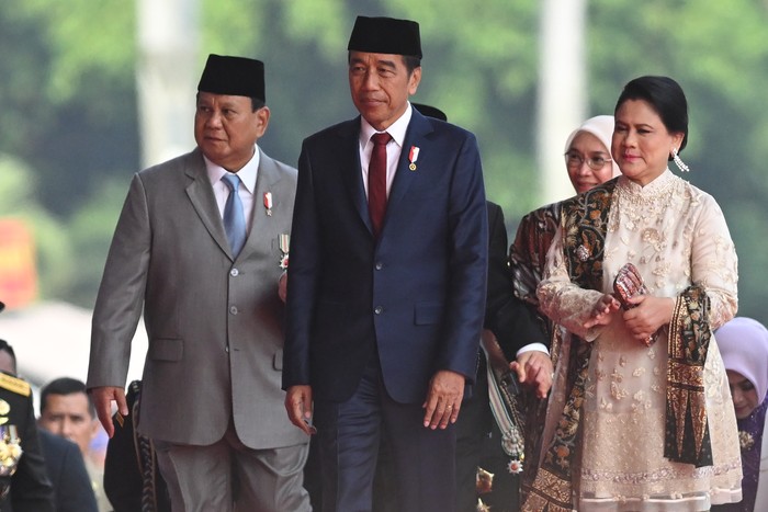 Presiden Joko Widodo (kanan) didampingi Panglima TNI Jenderal TNI Agus Subiyanto (kedua kanan) dan komandan upacara Mayjen TNI Djon Afriandi (kiri) memeriksa pasukan saat menjadi inspektur upacara Hari Ulang Tahun (HUT) ke-79 Tentara Nasional Indonesia (TNI) di Lapangan Silang Monumen Nasional (Monas), Gambir, Jakarta, Sabtu (5/10/2024). HUT ke-79 TNI tersebut mengangkat tema TNI Modern Bersama Rakyat Siap Mengawal Suksesi Kepemimpinan Nasional Untuk Indonesia Maju. ANTARA FOTO/Fauzan/nz