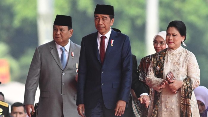 Presiden Joko Widodo (kanan) didampingi Panglima TNI Jenderal TNI Agus Subiyanto (kedua kanan) dan komandan upacara Mayjen TNI Djon Afriandi (kiri) memeriksa pasukan saat menjadi inspektur upacara Hari Ulang Tahun (HUT) ke-79 Tentara Nasional Indonesia (TNI) di Lapangan Silang Monumen Nasional (Monas), Gambir, Jakarta, Sabtu (5/10/2024). HUT ke-79 TNI tersebut mengangkat tema TNI Modern Bersama Rakyat Siap Mengawal Suksesi Kepemimpinan Nasional Untuk Indonesia Maju. ANTARA FOTO/Fauzan/nz