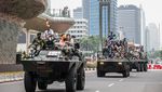 Potret Warga Ikut Naik Tank Saat Pawai Alutsista di Bundaran HI