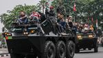 Potret Warga Ikut Naik Tank Saat Pawai Alutsista di Bundaran HI