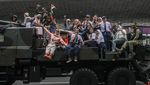 Potret Warga Ikut Naik Tank Saat Pawai Alutsista di Bundaran HI