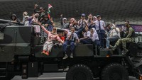 Warga berdiri di sepanjang trotoar Jalan MH Thamrin, Jakarta. Warga terlihat gembira ketika rombongan pawai membunyikan klakson saat melintas.