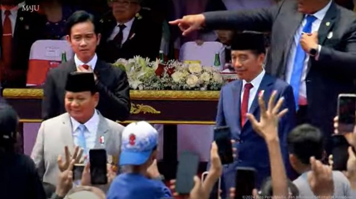 Presiden Joko Widodo bersama Menteri Pertahanan sekaligus Presiden terpilih Prabowo Subianto menyapa warga yang hadir dalam acara perayaan HUT ke-79 TNI di Monas (Foto: Tangkapan Layar YouTube Sekretariat Negara)