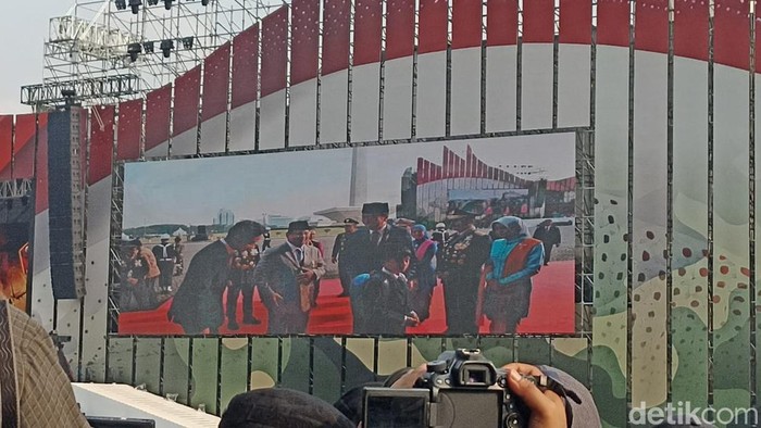 Presiden Jokowi ditemani Jan Ethes saat tiba di HUT ke-79 TNI di Monas (Wildan/detikcom)