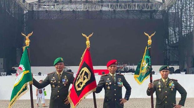 Presiden Jokowi memberi penghargaan ke 8 satuan di HUT ke-79 TNI. Kodim 1714/Puncak Jaya salah satu penerima Penghargaan Tanda Kehormatan Samkarya Nugraha. (dok Puspen TNI)
