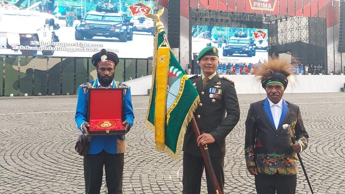 Presiden Jokowi memberi penghargaan ke 8 satuan di HUT ke-79 TNI. Kodim 1714/Puncak Jaya salah satu penerima Penghargaan Tanda Kehormatan Samkarya Nugraha. (dok Puspen TNI)