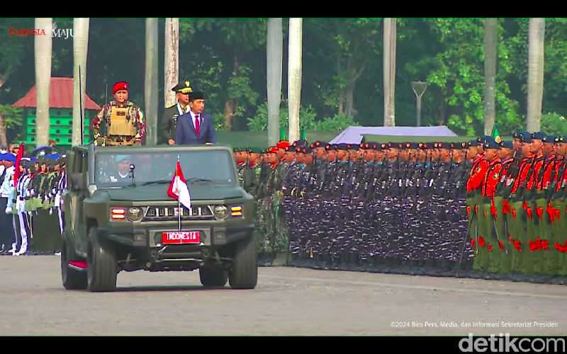 Presiden Jokowi mengecek pasukan HUT ke-79 RI di Monas dengan menaiki Maung Pindad (screenshot YouTube Setpres)