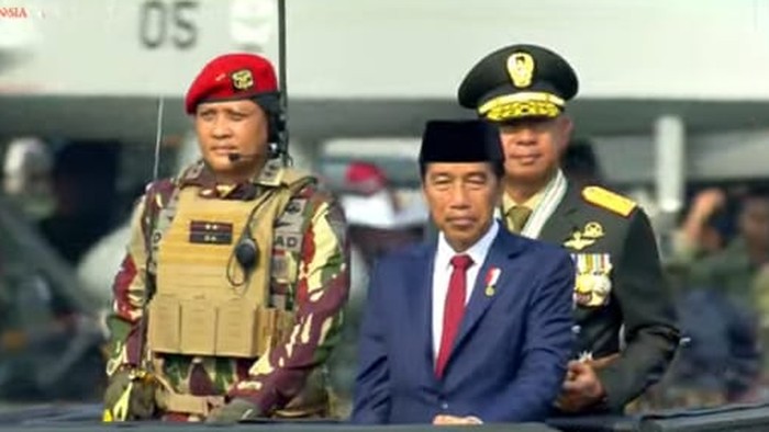 Presiden Jokowi mengecek pasukan TNI di HUT ke-79 TNI didampingi Panglima TNI Jenderal Agus Subiyanto dan Danjen Kopassus Mayjen TNI Djon Afriandi di Monas, Jakarta Pusat, Sabtu (5/10/2024).