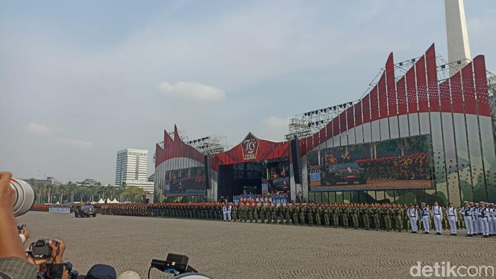 Presiden Jokowi mengecek pasukan TNI di peringatan HUT ke-79 TNI di Monas, Jakarta Pusat