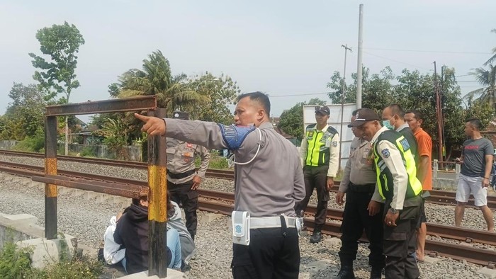 Proses evakuasi korban percobaan bunuh diri di Wates, Kulon Progo, Sabtu (5/10/2024).