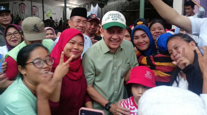 Ratu Dewa sosialisasikan visi misi hingga program kerja di warga Kecamatan Seberang Ulu I Palembang.
