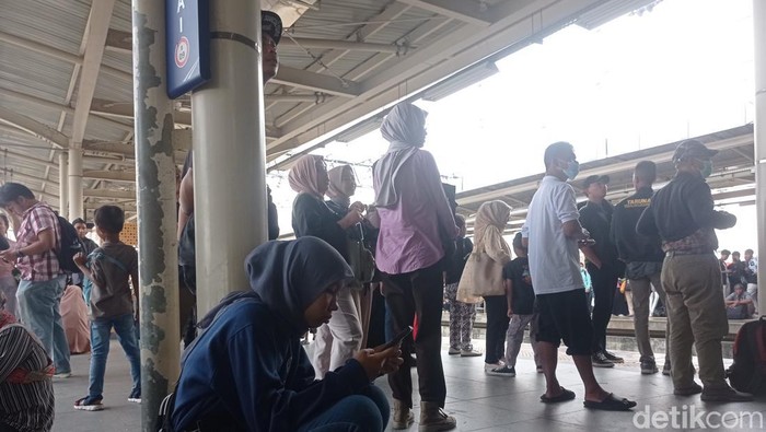 Rini (25) warga Kranji hendak ke Kota Tua untuk menemui temannya. Namun dia memilih untuk istirahat sejenak menunggu kereta di Stasiun Manggarai tidak terlalu sesak (Taufik/detikcom)
