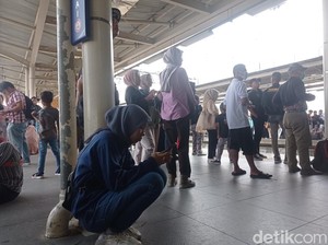 Penumpang Membeludak di Stasiun Manggarai, Warga: Lebih dari Hari Biasa
