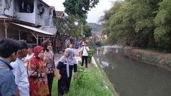 Risma Blusukan ke Sungai Bandulan Tawarkan Solusi Atasi Banjir di Malang