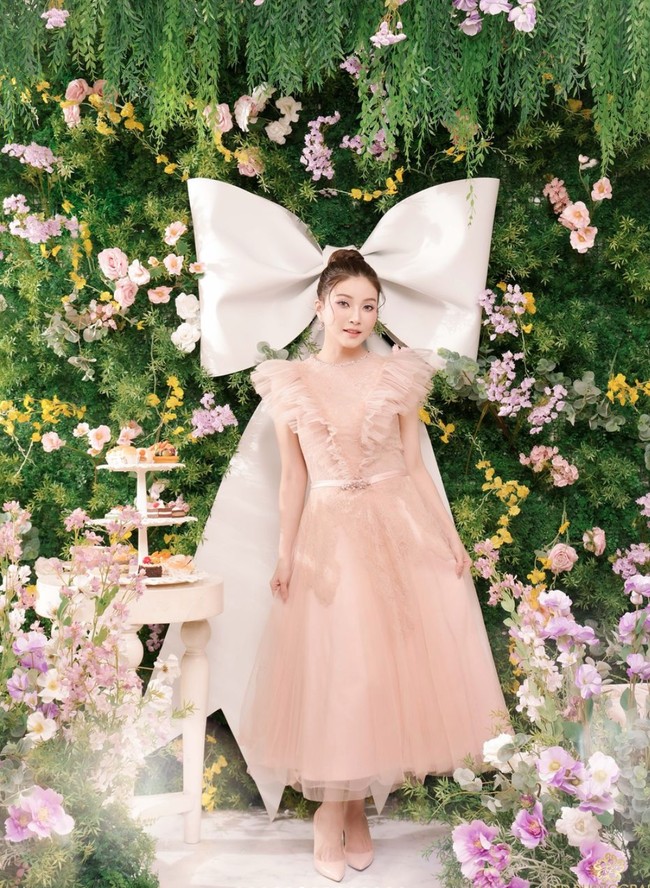 Sarwendah tampil cantik mengenakan gaun tulle berwarna peach. Penampilannya kian memukau dengan gaya rambut bun dan riasan wajah natural yang juag bernuansa peach. Foto: Instagram/@sarwendah29