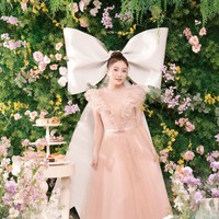 Sarwendah tampil cantik mengenakan gaun tulle berwarna peach. Penampilannya kian memukau dengan gaya rambut bun dan riasan wajah natural yang juag bernuansa peach. Foto: Instagram/@sarwendah29