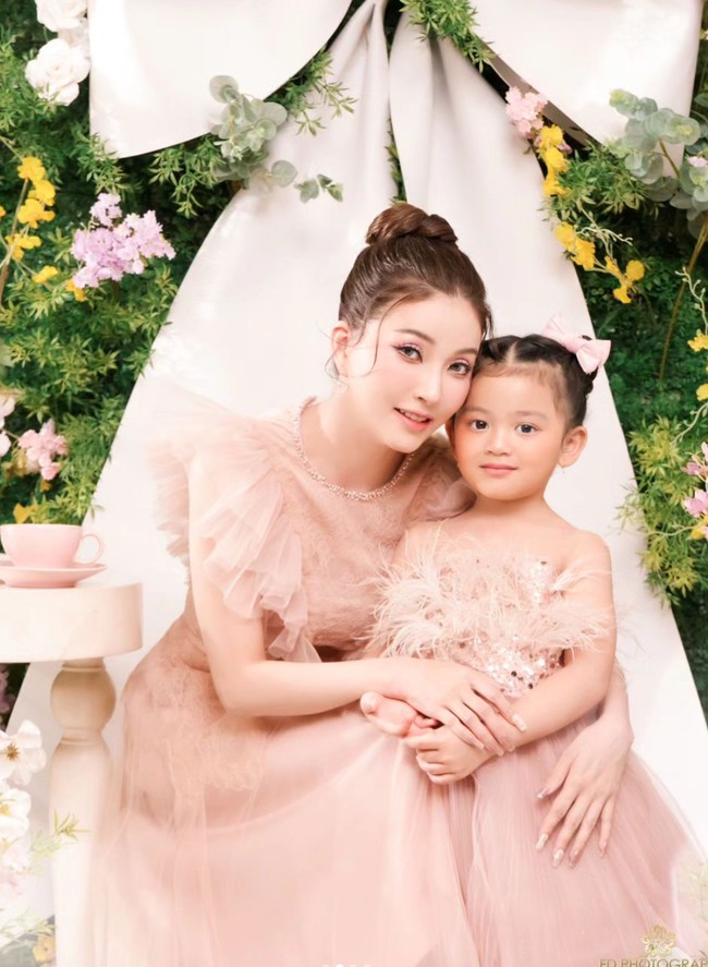 Sarwendah dan Ruben Onsu sendiri diketahui saat ini telah resmi bercerai. Oleh karena itu pemotretan keluarganya kali ini tanpa dihadiri Ruben Onsu. Foto: Instagram/@sarwendah29