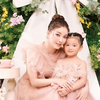 Sarwendah dan Ruben Onsu sendiri diketahui saat ini telah resmi bercerai. Oleh karena itu pemotretan keluarganya kali ini tanpa dihadiri Ruben Onsu. Foto: Instagram/@sarwendah29