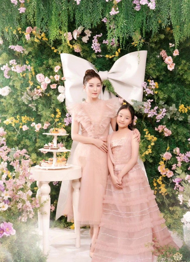 Penampilan Thalia, putri pertama Sarwendah dan Ruben juga tak kalah menjadi sorotan. Sudah semakin besar, tak sedikit yang memuji kecantikan Thalia yang kini berusia 9 tahun. Foto: Instagram/@sarwendah29