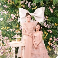 Penampilan Thalia, putri pertama Sarwendah dan Ruben juga tak kalah menjadi sorotan. Sudah semakin besar, tak sedikit yang memuji kecantikan Thalia yang kini berusia 9 tahun. Foto: Instagram/@sarwendah29