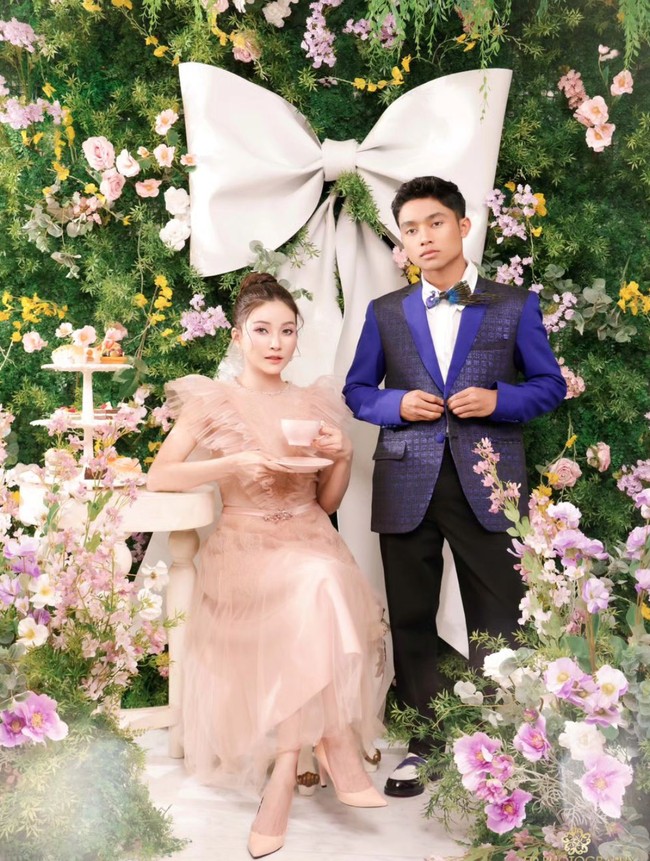 Anak angkat Sarwendah dan Ruben Onsu, Betrand Peto juga mengikuti pemotretan tersebut. Betrand tampil mengenakan jas biru dipadukan dengan celana panjang hitam.  Foto: Instagram/@sarwendah29