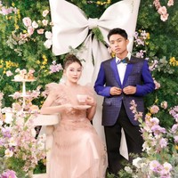 Anak angkat Sarwendah dan Ruben Onsu, Betrand Peto juga mengikuti pemotretan tersebut. Betrand tampil mengenakan jas biru dipadukan dengan celana panjang hitam.  Foto: Instagram/@sarwendah29