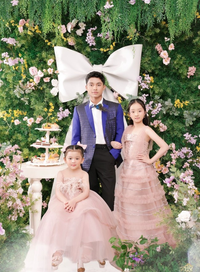 Pemotretan keluarga Sarwendah itu banjir pujian netizen. Beberapa menyebut Sarwendah dan ketiga anaknya sebagai keluarga good looking karena semuanya memiliki paras rupawan. Satu keluarga good looking semua, komentar salah seorang netizen. Foto: Instagram/@sarwendah29