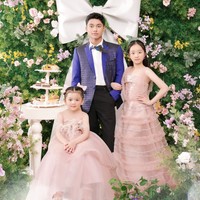 Pemotretan keluarga Sarwendah itu banjir pujian netizen. Beberapa menyebut Sarwendah dan ketiga anaknya sebagai keluarga good looking karena semuanya memiliki paras rupawan. Satu keluarga good looking semua, komentar salah seorang netizen. Foto: Instagram/@sarwendah29