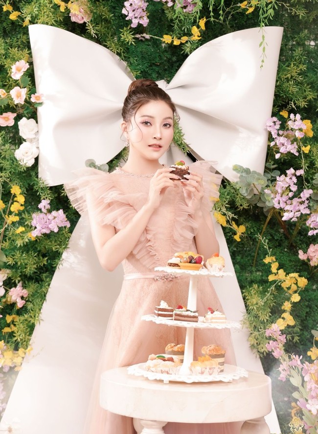 Penampilan Sarwendah dalam pemotretan tersebut juga tak kalah curi atensi. Banyak yang menilai jika wanita 35 tahun itu jadi terlihat semakin cantik dan lebih muda. Foto: Instagram/@sarwendah29