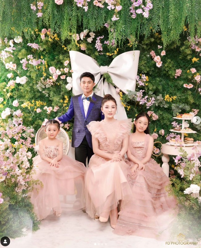 Melalui akun Instagram pribadinya Sarwendah membagikan pemotretan keluarganya bersama fotografer Fandy Susanto. Tanpa Ruben Onsu, Sarwendah berpose bersama ketiga anaknya, Betrand Peto, Thalia, dan Thania. Foto: Instagram/@sarwendah29