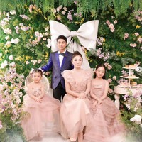 Melalui akun Instagram pribadinya Sarwendah membagikan pemotretan keluarganya bersama fotografer Fandy Susanto. Tanpa Ruben Onsu, Sarwendah berpose bersama ketiga anaknya, Betrand Peto, Thalia, dan Thania. Foto: Instagram/@sarwendah29