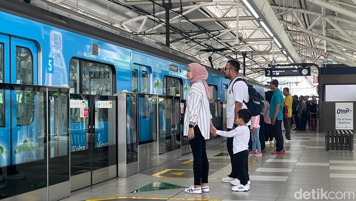 Sejumlah warga terlihat antusias menghadiri puncak perayaan HUT ke-79 TNI yang digelar di Monas, Jakarta Pusat hari ini. Mereka datang sekeluarga naik MRT (Foto: Ondang/detikcom)