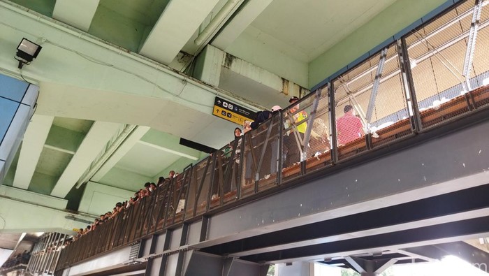Situasi JPO menuju Stasiun Juanda Jakpus